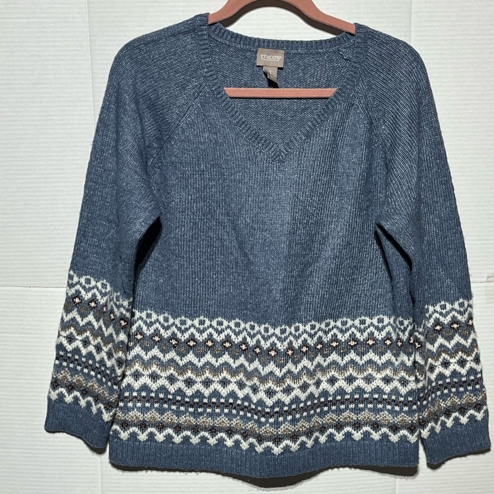CHICO’S SIZE 1 BLUE V-NECK SWEATER WITH BRONZE/ CHAMPAGNE SPARKLE THREAD